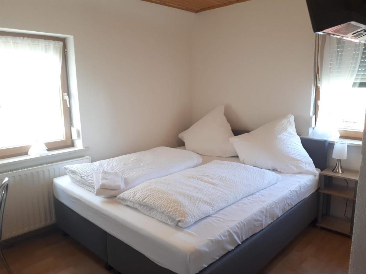 Gaestehaus Pension Waldhorn Weilen unter den Rinnen Esterno foto